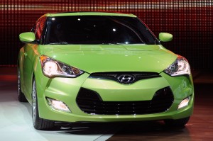 Hyundai Veloster 2012: Cuenta con una apariencia asimétrica e innovadora, aplicando y experimentando con el lenguaje estético con el cual nos ha asombrado últimamente esta marca surcoreana. Hyundai Veloster 2012: Cuenta con una apariencia asimétrica e innovadora, aplicando y experimentando con el lenguaje estético con el cual nos ha asombrado últimamente esta marca surcoreana.