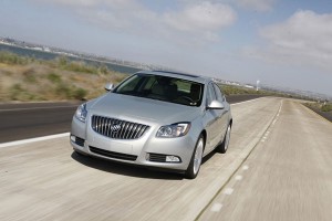 Buick Regal 2011: Entre su equipamiento incluye sistema de navegación, sistema de sonido Harmon Kardon con disco duro de 10 GB para almacenar música, puerto USB, asientos climatizados y de piel, Bluetooth, radio satelital y rines de 18 pulgadas. Para la seguridad viene con frenos antibloqueo (ABS), brake assist, freno electrónico de emergencia, control de estabilidad y control de tracción. Buick Regal 2011: Entre su equipamiento incluye sistema de navegación, sistema de sonido Harmon Kardon con disco duro de 10 GB para almacenar música, puerto USB, asientos climatizados y de piel, Bluetooth, radio satelital y rines de 18 pulgadas. Para la seguridad viene con frenos antibloqueo (ABS), brake assist, freno electrónico de emergencia, control de estabilidad y control de tracción.