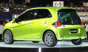 Honda Brio: Solo se ofrece con un motor de cuatro cilindros de 1.2 litros i-VTEC, 16 válvulas, que entrega 90 caballos de fuerza y 110Nm de torque. Su transmisión puede ser manual de cinco velocidades o automática continua variable CVT Honda Brio: Solo se ofrece con un motor de cuatro cilindros de 1.2 litros i-VTEC, 16 válvulas, que entrega 90 caballos de fuerza y 110Nm de torque. Su transmisión puede ser manual de cinco velocidades o automática continua variable CVT