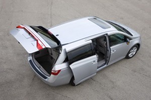 Honda Odyssey 2011: Para todas su versiones, se ofrece con un motor 3.5 litros  V6 que entrega  248CV a 5.700rpm con administración de cilindro variable (VCM) y una transmisión automática de 6 velocidades. Su consumo es de 19mpg en ciudad y 28mpg en carretera