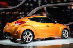Hyundai Veloster 2012: Inicialmente contará con un motor de cuatro cilindros y 1.6 litros que entrega 138CV a 6.300rpm y 167Nm de par motor a 4.850rpm. Además, el nuevo impulsor trae acoplada una nueva caja de doble embrague de seis velocidades desarrollada por Hyundai que optimiza la velocidad en los cambios y disminuye el uso de gasolina al igual que el sistema Active Eco aplicado a la transmisión Hyundai Veloster 2012: Inicialmente contará con un motor de cuatro cilindros y 1.6 litros que entrega 138CV a 6.300rpm y 167Nm de par motor a 4.850rpm. Además, el nuevo impulsor trae acoplada una nueva caja de doble embrague de seis velocidades desarrollada por Hyundai que optimiza la velocidad en los cambios y disminuye el uso de gasolina al igual que el sistema Active Eco aplicado a la transmisión
