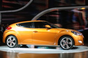 Hyundai Veloster 2012: Es un carro con proporciones de Hatchback, descrito como un coupe, el cual cuenta con cuatro puertas al habitáculo: tres laterales y una posterior (dos puertas en un lado y sólo una en el otro) muy al estilo del Mazda RX-8 Hyundai Veloster 2012: Es un carro con proporciones de Hatchback, descrito como un coupe, el cual cuenta con cuatro puertas al habitáculo: tres laterales y una posterior (dos puertas en un lado y sólo una en el otro) muy al estilo del Mazda RX-8