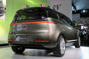Kia KV7 Concept: El Kia KV7 Concept no tiene pilar B pero si tiene puertas traseras de ala de gaviota (al igual que el Mercedes Benz SLS AMG) y delanteras convencionales