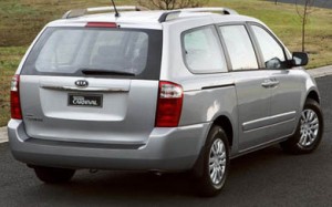 Kia Grand Carnival 2011: Ahora es ofrecido con un motor 3.5 litros V6 que entrega 271CV a 6.300rpm que está acoplado a una transmisión automática de seis velocidades que permite manejo secuencial. Su consumo es de 18mpg (29kmpg) en ciudad y 25mpg (40.2kmpg) en carretera. Kia Grand Carnival 2011: Ahora es ofrecido con un motor 3.5 litros V6 que entrega 271CV a 6.300rpm que está acoplado a una transmisión automática de seis velocidades que permite manejo secuencial. Su consumo es de 18mpg (29kmpg) en ciudad y 25mpg (40.2kmpg) en carretera.
