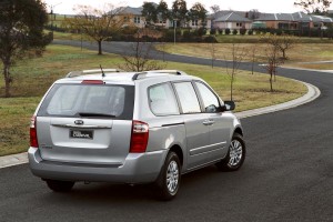 Kia Grand Carnival 2011: Mide 4930mm de largo, 1910mm de ancho, 1810mm de alto y tiene una distancia entre ejes de 2910mm. Kia Grand Carnival 2011: Mide 4930mm de largo, 1910mm de ancho, 1810mm de alto y tiene una distancia entre ejes de 2910mm.