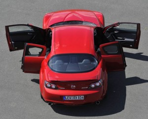 Mazda RX8 modelo 2011: Sus principales rivales del Mazda RX8 son el Alfa Romeo Brera, Audi A5, Audi TT, BMW Serie 1 Coupe, BMW Serie 3 Coupe, Hyundai Genesis Coupe, Mercedes Benz Clase CLC y el Nissan 370Z