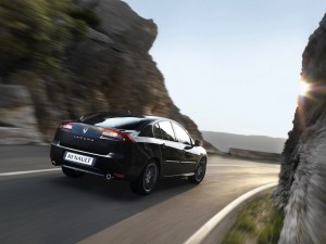 Renault Laguna III 2011: Sus rivales son el Citroën C5 y al Peugeot 407. Otros competidores son el Alfa Romeo 159, Hyundai Sonata, Honda Accord, Kia Magentis, Mazda6, MG550, Nissan Teana, Subaru Legacy, Toyota Avensis y el Volkswagen Passat Renault Laguna III 2011: Sus rivales son el Citroën C5 y al Peugeot 407. Otros competidores son el Alfa Romeo 159, Hyundai Sonata, Honda Accord, Kia Magentis, Mazda6, MG550, Nissan Teana, Subaru Legacy, Toyota Avensis y el Volkswagen Passat