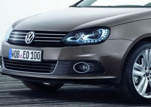 Volkswagen EOS 2011: Se ofrece con un motor de 4 cilindros en línea turbo cargado de 2.0lts que entrega 200CV acoplado a una transmisión manual de 6 velocidades. Presenta un consumo de 21mpg (33.8kmpg) en ciudad y 31mpg (49.9kmpg) en carretera.