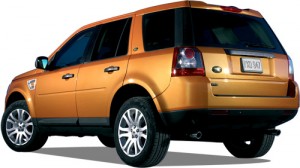 Land Rover LR2 modelo 2011: Se ofrece con dos opciones de motor: un diesel 2.2 litros de 160CV y un motor de gasolina de seis cilindros en línea (de origen Ford y utilizado en algunos modelos Volvo), con 3.2 litros 24 válvulas y 230CV a 6.300rpm y un torque de 317Nm a 3.200rpm. Tiene una transmisión automática de seis velocidades,  además cuenta con un modulo de control de transmisión que logra hacer del manejo algo ágil y por supuesto cómodo.Su tracción es integral permanente. Su consumo es de 15mpg (24.1kmpg) en ciudad y 22mpg (35.4kmpg) en carretera.