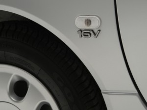 Renault Twingo 2011: Tiene un motor de cuatro cilindros y 1.149CC de 16 válvulas que entrega 75CV  a 5.550rpm y un torque de 11kg a 4.300rpm. Su transmisión es manual de cinco velocidades. Su velocidad máxima es de 175kms/h y su aceleración de 0 a 100kms en es 13 segundos.