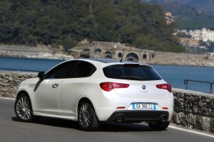 Alfa Romeo Giulietta 2011: Se ofrece con 5 opciones de motor de 1.4TB (120CV), 1.4TB MultiAir (170CV), 1.6 diesel (105CV),  un 2.0LTS diesel (170CV) y un 1.8LTS (235CV).