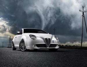 Alfa Romeo MiTo 2011: Tiene un motor turbo de 1.4lts (geometría variable) que genera 155CV a 5.500 rpm y un torque de 226Nm a 3.000 rpm, asociado a una transmisión manual de seis velocidades. Su consumo de combustible es de 8.5lts/60millas en ciudad y 6.5lts/60millas en carretera. El MiTo tiene una velocidad máxima de 134mph (215 km/h), una aceleración de 0 a 60 millas (0 a 100kms) en 8 segundos. Alfa Romeo MiTo 2011: Tiene un motor turbo de 1.4lts (geometría variable) que genera 155CV a 5.500 rpm y un torque de 226Nm a 3.000 rpm, asociado a una transmisión manual de seis velocidades. Su consumo de combustible es de 8.5lts/60millas en ciudad y 6.5lts/60millas en carretera. El MiTo tiene una velocidad máxima de 134mph (215 km/h), una aceleración de 0 a 60 millas (0 a 100kms) en 8 segundos.