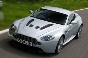 Aston Martin V12 Vantage 2011: Tiene un motor de inyección indirecta y admisión variable, 6.0 litros V12 que genera 517CV a 6.500rpm y 570Nm de torque, acoplado a una transmisión manual de 6 velocidades. Tiene una velocidad máxima de 189.5mph (305kms/h) y una aceleración de 0 a 60millas (0 a 100kms) en tan solo 4.2segundos. Su consumo es de 11mpg (17.7kmpg) en ciudad y 17mpg (27.4kmpg) en carretera. Aston Martin V12 Vantage 2011: Tiene un motor de inyección indirecta y admisión variable, 6.0 litros V12 que genera 517CV a 6.500rpm y 570Nm de torque, acoplado a una transmisión manual de 6 velocidades. Tiene una velocidad máxima de 189.5mph (305kms/h) y una aceleración de 0 a 60millas (0 a 100kms) en tan solo 4.2segundos. Su consumo es de 11mpg (17.7kmpg) en ciudad y 17mpg (27.4kmpg) en carretera.