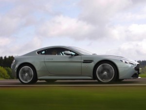 Aston Martin V12 Vantage 2011: Tiene un motor de inyección indirecta y admisión variable, 6.0 litros V12 que genera 517CV a 6.500rpm y 570Nm de torque, acoplado a una transmisión manual de 6 velocidades. Tiene una velocidad máxima de 189.5mph (305kms/h) y una aceleración de 0 a 60millas (0 a 100kms) en tan solo 4.2segundos. Su consumo es de 11mpg (17.7kmpg) en ciudad y 17mpg (27.4kmpg) en carretera. Aston Martin V12 Vantage 2011: Tiene un motor de inyección indirecta y admisión variable, 6.0 litros V12 que genera 517CV a 6.500rpm y 570Nm de torque, acoplado a una transmisión manual de 6 velocidades. Tiene una velocidad máxima de 189.5mph (305kms/h) y una aceleración de 0 a 60millas (0 a 100kms) en tan solo 4.2segundos. Su consumo es de 11mpg (17.7kmpg) en ciudad y 17mpg (27.4kmpg) en carretera.