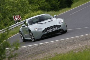 Aston Martin V12 Vantage 2011: ficha técnica, imágenes y lista de rivales