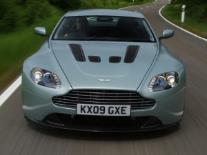 Aston Martin V12 Vantage 2011: Entre su equipamiento de serie incluye climatizador, asientos deportivos con ajuste eléctrico, navegador con disco duro, conexión USB y faros de xenón. Para la seguridad cuenta con control de estabilidad, sensores de estacionamiento trasero, sensores de presión en los neumáticos y 4 bolsas de aire entre otros. Opcionalmente puede tener unos asientos más ligeros que los de serie, fabricados con fibra de carbono y Kevlar (ahorran 17 kg respecto a los de serie). Aston Martin V12 Vantage 2011: Entre su equipamiento de serie incluye climatizador, asientos deportivos con ajuste eléctrico, navegador con disco duro, conexión USB y faros de xenón. Para la seguridad cuenta con control de estabilidad, sensores de estacionamiento trasero, sensores de presión en los neumáticos y 4 bolsas de aire entre otros. Opcionalmente puede tener unos asientos más ligeros que los de serie, fabricados con fibra de carbono y Kevlar (ahorran 17 kg respecto a los de serie).