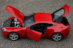 Aston Martin Vantage 2011: Tiene un motor de 4.7 litros V8 32 válvulas, doble eje de levas DOHC, que genera 426CV a 7.300rpm y un torque de 470Nm a 5.000rpm, asociado a una transmisión automática de seis velocidades Sportshift, la cual envía la potencia a las ruedas posteriores (RWD). Tiene una aceleración de 0 a 60millas (0 a 100 km/h) en 5 segundos y una velocidad máxima de 180mph (290 km/h). Este carro tiene un consumo de 13mpg (20.9kmpg) en ciudad y 19mpg (30.6kmpg) en carretera. Aston Martin Vantage 2011: Tiene un motor de 4.7 litros V8 32 válvulas, doble eje de levas DOHC, que genera 426CV a 7.300rpm y un torque de 470Nm a 5.000rpm, asociado a una transmisión automática de seis velocidades Sportshift, la cual envía la potencia a las ruedas posteriores (RWD). Tiene una aceleración de 0 a 60millas (0 a 100 km/h) en 5 segundos y una velocidad máxima de 180mph (290 km/h). Este carro tiene un consumo de 13mpg (20.9kmpg) en ciudad y 19mpg (30.6kmpg) en carretera.