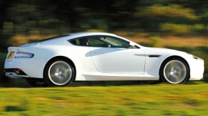 Aston Martin Virage 2011: Tiene un motor de 6.0 litros V12 que entrega 490CV a 6.500rpm y un torque 570Nm, asociado a una transmisión automática secuencial de seis velocidades Touchtronic II. Según la compañía el coupe tiene una velocidad máxima de 186.5mph (300kms/h) y una aceleración de 0 a 60millas (0 a 100kms) en 4.6 segundos. Su consumo es de 11mpg (17.7kmpg) en ciudad y 17mpg (27.4kmpg) en carretera. Aston Martin Virage 2011: Tiene un motor de 6.0 litros V12 que entrega 490CV a 6.500rpm y un torque 570Nm, asociado a una transmisión automática secuencial de seis velocidades Touchtronic II. Según la compañía el coupe tiene una velocidad máxima de 186.5mph (300kms/h) y una aceleración de 0 a 60millas (0 a 100kms) en 4.6 segundos. Su consumo es de 11mpg (17.7kmpg) en ciudad y 17mpg (27.4kmpg) en carretera.