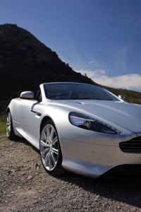 Aston Martin Virage 2011: Tiene un motor de 6.0 litros V12 que entrega 490CV a 6.500rpm y un torque 570Nm, asociado a una transmisión automática secuencial de seis velocidades Touchtronic II. Según la compañía el coupe tiene una velocidad máxima de 186.5mph (300kms/h) y una aceleración de 0 a 60millas (0 a 100kms) en 4.6 segundos. Su consumo es de 11mpg (17.7kmpg) en ciudad y 17mpg (27.4kmpg) en carretera.