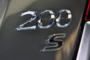 Chrysler 200 Convertible 2011: Para la versión S tiene un motor V6 Pentastar de 3.6 litros que genera 283CV a 6.350rpm y un torque de 260lb-pie a 4.400rpm, que está acoplado a una transmisión automática de seis velocidades con Autostick y a una tracción delantera. Tiene un consumo de 19mpg (30.6kmpg) en ciudad y 29mpg (46.7kmpg) en carretera. Este motor también es utilizado por su hermano el