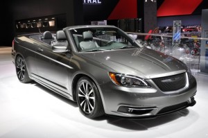 Chrysler 200 Convertible 2011: Está disponible en versiones S, LX, Touring y Limited. Su precio será anunciado en los próximos días. Chrysler 200 Convertible 2011: Está disponible en versiones S, LX, Touring y Limited. Su precio será anunciado en los próximos días.