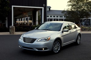 Chrysler 200 Sedán 2011: Entre su equipamiento de serie incluye múltiples bolsas de aire delanteras de pasajeros, reposacabezas activos, control electrónico de estabilidad (ESC), frente a las bolsas laterales de aire del asiento, bolsas de aire laterales tipo cortina, frenos en las cuatro ruedas con antibloqueo (ABS), control electrónico de tracción, anclajes inferiores y superiores para asientos de seguridad infantil para niños (LATCH) sistema de anclaje y disposición Uconnect ® comando de voz. Chrysler 200 Sedán 2011: Entre su equipamiento de serie incluye múltiples bolsas de aire delanteras de pasajeros, reposacabezas activos, control electrónico de estabilidad (ESC), frente a las bolsas laterales de aire del asiento, bolsas de aire laterales tipo cortina, frenos en las cuatro ruedas con antibloqueo (ABS), control electrónico de tracción, anclajes inferiores y superiores para asientos de seguridad infantil para niños (LATCH) sistema de anclaje y disposición Uconnect ® comando de voz.