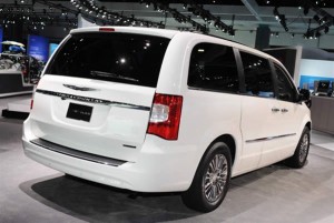 Chrysler Town & Country 2011: Tiene un motor V6 Pentastar de 3.6 litros que genera 283CV a 6.350rpm y un torque de 260lb-pie a 4.400rpm, que está acoplado a una transmisión automática de seis velocidades con Autostick y a una tracción delantera. Tiene un consumo de 17mpg (27.4kmpg) en ciudad y 25mpg (40.2kmpg) en carretera. Chrysler Town & Country 2011: Tiene un motor V6 Pentastar de 3.6 litros que genera 283CV a 6.350rpm y un torque de 260lb-pie a 4.400rpm, que está acoplado a una transmisión automática de seis velocidades con Autostick y a una tracción delantera. Tiene un consumo de 17mpg (27.4kmpg) en ciudad y 25mpg (40.2kmpg) en carretera.