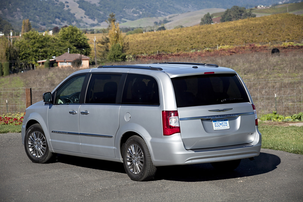 Chrysler Town & Country 2011 ficha técnica, imágenes y
