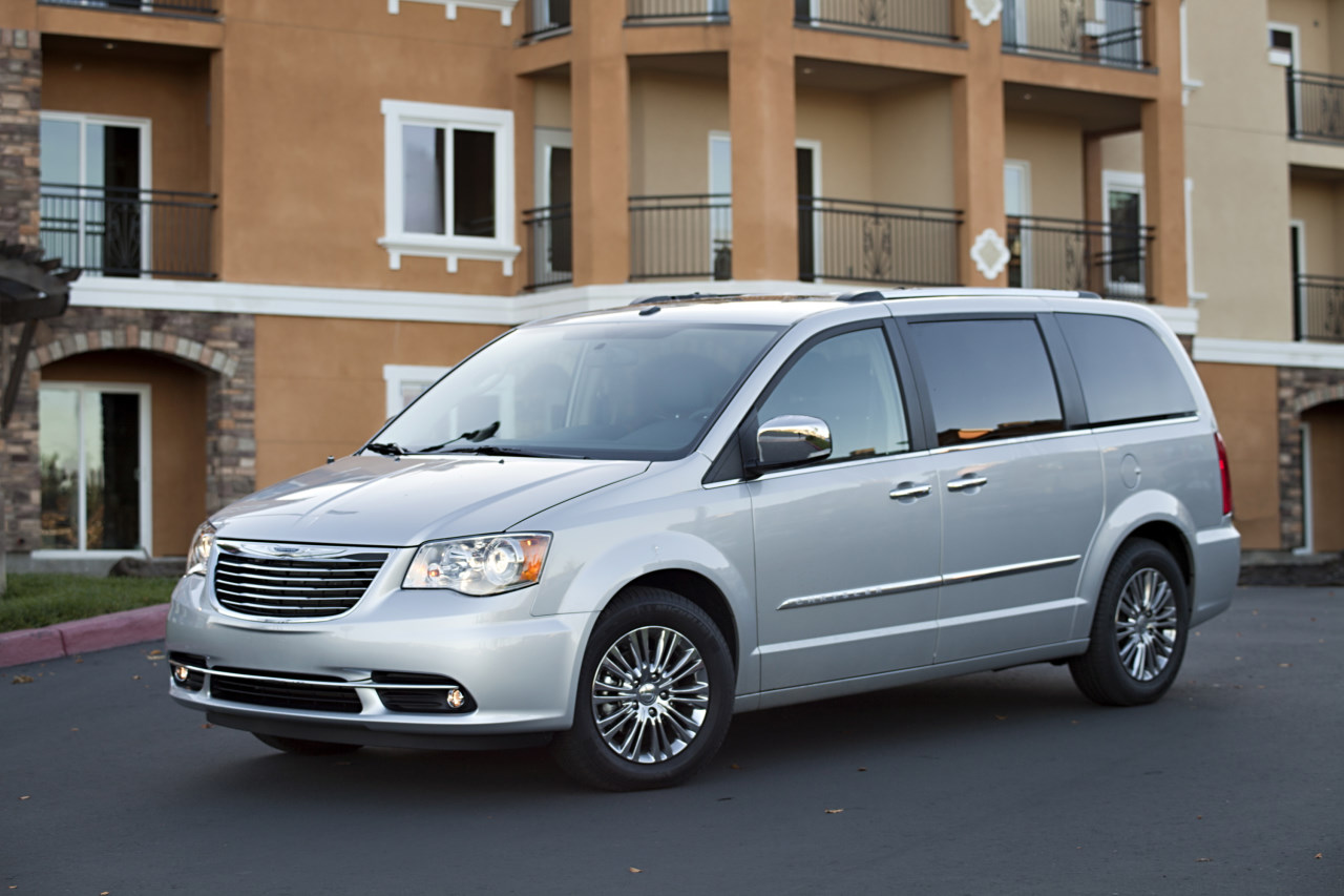 Chrysler Town & Country 2011 ficha técnica, imágenes y