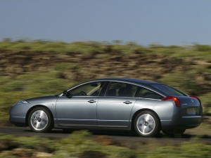 Citroën C6 modelo 2011: Su motor tope es un diesel HDi de 3.0 litros V6 que desarrolla una potencia de 241 caballos que se acopla a una transmisión automática de 6 velocidades. Este motor es el mismo que ya llevan algunos modelos del Grupo Ford, como el Jaguar XF. Citroën C6 modelo 2011: Su motor tope es un diesel HDi de 3.0 litros V6 que desarrolla una potencia de 241 caballos que se acopla a una transmisión automática de 6 velocidades. Este motor es el mismo que ya llevan algunos modelos del Grupo Ford, como el Jaguar XF.