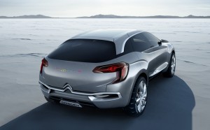 Citroën DS5: Tendrá un motor Diesel 2.0 HDI FAP que genera 163CV, un motor eléctrico de 27 Kw (unos 37 caballos) y tracción total. En ciertos momentos, el sistema híbrido rinde a pleno rendimiento con una potencia total de 200 caballos, y un nivel de emisiones muy bajo: solo 99 g/km de CO2. En cuanto al tipo de cambio, esta versión híbrido incorpora uno manual pilotado de seis velocidades.