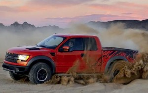 Ford F-150 Raptor SVT 2011: Tiene un motor que impulsa al Ford F-150 Raptor SVT es un V8 de 6.2 litros tipo SOHC que genera 411 caballos de fuerza a 5.500rpm y un torque de 434 libras-pie a 4.500rpm. Tiene una sistema de apertura variable de válvulas y un sistema de inyección electrónica secuencial con 8 puertos. Su transmisión es automática de 6 velocidades con opción seudomanual SelectShift, que permite seleccionar el modo de conducción  por medio de un botón ubicado en la palanca.