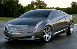 Cadillac Converj Concept: Sus baterías vienen integradas al chasis en un conjunto compuesto de 220 celdas de ion litio, además tiene un motor eléctrico que genera una potencia de 16kwh, además de un motor Flex Fuel que se usa como generador de electricidad. Su velocidad máxima será de 100mph (160kms/h) gracias a la potencia del motor que genera 160 caballos de fuerza. Cadillac Converj Concept: Sus baterías vienen integradas al chasis en un conjunto compuesto de 220 celdas de ion litio, además tiene un motor eléctrico que genera una potencia de 16kwh, además de un motor Flex Fuel que se usa como generador de electricidad. Su velocidad máxima será de 100mph (160kms/h) gracias a la potencia del motor que genera 160 caballos de fuerza.