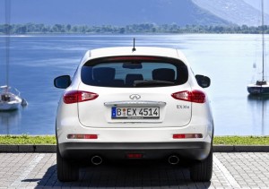 Infiniti EX30d 2011: Tiene un motor, de la alianza de Nissan y Renault,  de 3.0 litros V6 turboalimentado que genera 238CV y 550Nm de par máximo, que se asocia a una transmisión automática de siete velocidades. Tiene una aceleración de 0 a 100km/h en 7.9 segundos. Su consumo combinado es de 8.4 litros/100kms. Las emisiones serán de 224g/km de CO2