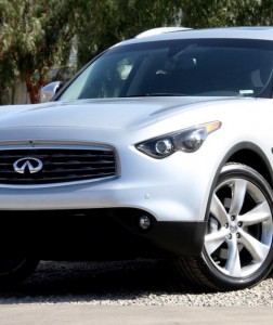 Infiniti FX modelo 2011: Para la versión Base tiene un motor 3.5 litros V6 que genera 303CV a 6.800rpm, que se asocia a una transmisión automática de siete velocidades. Tiene un consumo de 16mpg (25.7kmpg) en ciudad y 23mpg (37kmpg) en carretera. Infiniti FX modelo 2011: Para la versión Base tiene un motor 3.5 litros V6 que genera 303CV a 6.800rpm, que se asocia a una transmisión automática de siete velocidades. Tiene un consumo de 16mpg (25.7kmpg) en ciudad y 23mpg (37kmpg) en carretera.