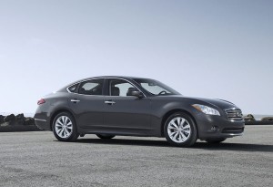 Infiniti M 2011: Entre su equipamiento de serie para la seguridad incluye frenos antibloqueo (ABS), distribución electrónica de frenada (EBD), asistencia de frenada de emergencia, control de estabilidad (ESP), control de presión de neumáticos, anclajes Isofix para asientos de niños y seis airbags (dos frontales, dos laterales delanteros y dos de cortina que protegen las plazas delanteras y las traseras). Tiene un precio base de 46.250 dólares. Infiniti M 2011: Entre su equipamiento de serie para la seguridad incluye frenos antibloqueo (ABS), distribución electrónica de frenada (EBD), asistencia de frenada de emergencia, control de estabilidad (ESP), control de presión de neumáticos, anclajes Isofix para asientos de niños y seis airbags (dos frontales, dos laterales delanteros y dos de cortina que protegen las plazas delanteras y las traseras). Tiene un precio base de 46.250 dólares.
