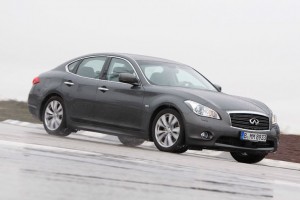 Infiniti M30d 2011: Tiene un motor diesel, desarrollado en colaboración con Renault, de 3.0 litros V6 que genera 238CV y 550Nm de par máximo, que está asociado a una transmisión automática de siete velocidades. Tiene una velocidad máxima de 155mph (250kms/h) y una aceleración de 0 a 60millas (0 a 100kms) en 6.9 segundos. Su consumo es de 7.5 litros/60millas. Este motor también es usado por sus hermanos el FX30d y el EX30d. Infiniti M30d 2011: Tiene un motor diesel, desarrollado en colaboración con Renault, de 3.0 litros V6 que genera 238CV y 550Nm de par máximo, que está asociado a una transmisión automática de siete velocidades. Tiene una velocidad máxima de 155mph (250kms/h) y una aceleración de 0 a 60millas (0 a 100kms) en 6.9 segundos. Su consumo es de 7.5 litros/60millas. Este motor también es usado por sus hermanos el FX30d y el EX30d.