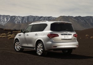 Infiniti QX56 modelo 2011: Tiene un motor 5.6 litros V8 que genera 400CV a 5.800rpm y un par de 560Nm, que está asociado a una transmisión automática de siete velocidades y a una tracción 2WD ó a una 4WD.Según Infiniti el QX56 promete un ahorro de combustible próximo al 10% con respecto al modelo 2010. A propósito su consumo será de 14mpg (22.5kmpg) en ciudad y 20mpg (32.2kmpg) en carretera. Infiniti QX56 modelo 2011: Tiene un motor 5.6 litros V8 que genera 400CV a 5.800rpm y un par de 560Nm, que está asociado a una transmisión automática de siete velocidades y a una tracción 2WD ó a una 4WD.Según Infiniti el QX56 promete un ahorro de combustible próximo al 10% con respecto al modelo 2010. A propósito su consumo será de 14mpg (22.5kmpg) en ciudad y 20mpg (32.2kmpg) en carretera.