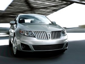 Lincoln MKS 2011: Se ofrece con dos opciones de motor: un 3.7 litros V6 de 272CV y un motor EcoBoost 3.5LTS V6 doble turbo con 355CV Lincoln MKS 2011: Se ofrece con dos opciones de motor: un 3.7 litros V6 de 272CV y un motor EcoBoost 3.5LTS V6 doble turbo con 355CV