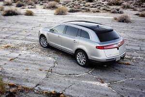 Lincoln MKT 2011: Su motor más potente es un 3.5 litros Twin Turbo EcoBoost que genera 355CV a 5.700rpm y 350lb-pie de torque, que se asocia a una transmisión automática de seis velocidades. Tiene un consumo de 16mpg (25.7kmpg) en ciudad y 23mpg (37kmpg) en carretera. Lincoln MKT 2011: Su motor más potente es un 3.5 litros Twin Turbo EcoBoost que genera 355CV a 5.700rpm y 350lb-pie de torque, que se asocia a una transmisión automática de seis velocidades. Tiene un consumo de 16mpg (25.7kmpg) en ciudad y 23mpg (37kmpg) en carretera.