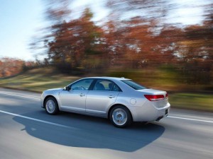 Lincoln MKZ 2011: Tiene un motor V6 Duratec de aluminio 3.5 litros DOHC 24 válvulas que genera 263CV a 6.250rpm y un torque de 249lb-ft a 4.500rpm, que se asocia a una transmisión automática SelecShift de seis velocidades y a una tracción delantera. Tiene un consumo de 18mpg (29kmpg) en ciudad y 27mpg (43.4kmpg) en carretera. Lincoln MKZ 2011: Tiene un motor V6 Duratec de aluminio 3.5 litros DOHC 24 válvulas que genera 263CV a 6.250rpm y un torque de 249lb-ft a 4.500rpm, que se asocia a una transmisión automática SelecShift de seis velocidades y a una tracción delantera. Tiene un consumo de 18mpg (29kmpg) en ciudad y 27mpg (43.4kmpg) en carretera.