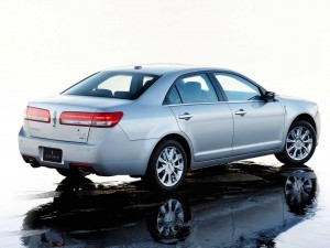 Lincoln MKZ 2011: Mide 4821mm de largo, 1834mm de ancho sin espejos, 1445mm de alto y tiene una distancia entre ejes de 2728mm. Su tanque de combustible tiene una capacidad de 66 litros. Lincoln MKZ 2011: Mide 4821mm de largo, 1834mm de ancho sin espejos, 1445mm de alto y tiene una distancia entre ejes de 2728mm. Su tanque de combustible tiene una capacidad de 66 litros.