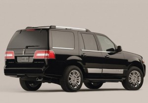 Lincoln Navigator 2011: Tiene un motor 5.4 litros V8 que genera 310CV a 5.100rpm y un torque de 365lb-pie a 3.750rpm, que se asocia a una transmisión automática de 6 velocidades. Su tracción puede ser 4x2 ó 4X4. Tiene un consumo de 14mpg (22.5kmpg) en ciudad y 20mpg (32.1kmpg) en carretera.