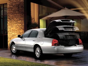 Lincoln Town Car 2011: Tiene un motor 4.6 litros V8 que genera 239CV a 4.900rpm y 287lb-pie de torsión, que se asocia a una transmisión automática de 4 velocidades. Tiene una velocidad máxima de 108mph (174kms/h) y una aceleración de 0 a 60millas (0 a 100kms) en 8.1 segundos. Este motor funciona con E85 ó con gasolina común. Su consumo es de 16mpg (25.7kmpg) en ciudad y 24mpg (38.6kmpg) en carretera.