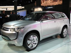 El motor que usará el Mitsubishi PX –MiEV es un cuatro cilindros de 1.6 litros de gasolina que entregará 117 caballos de fuerza que otorga la propulsión a las ruedas delanteras. Al moverse, la energía utilizada es aprovechada para recargar las baterías que van colocadas en la parte trasera del carro. Si se utiliza únicamente el motor eléctrico, el Mitsubishi PX-MiEV puede recorrer de forma autónoma más de 50kms (31 millas), y al agotar esa energía, automáticamente entra en funcionamiento el motor a gasolina, logrando un consumo de 50 km/litro. Sus baterías se enchufa a cualquier contacto de electricidad casero ya sea de 120 ó 200 volts. Otra posibilidad de conducción es el modo híbrido paralelo. En este caso, la gasolina se encarga de entregar la energía necesaria para mover el carro, de forma que la parte eléctrica sólo ayuda a reducir consumos y mejorar las aceleraciones en carretera.