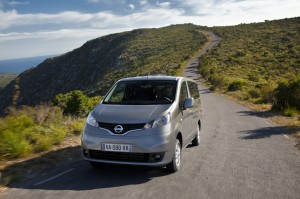 Nissan Evalia 2011: Mide 4.40mts de largo (7cms más largo que un Nissan Qashqai), 1.69mts de ancho, 1.86mts de alto y tiene una distancia entre ejes de 2.72mts. Su maletero tiene una capacidad de 900 litros que se puede incrementar hasta los 2.900 litros cuando se pliegan los asientos de la segunda fila. Nissan Evalia 2011: Mide 4.40mts de largo (7cms más largo que un Nissan Qashqai), 1.69mts de ancho, 1.86mts de alto y tiene una distancia entre ejes de 2.72mts. Su maletero tiene una capacidad de 900 litros que se puede incrementar hasta los 2.900 litros cuando se pliegan los asientos de la segunda fila.
