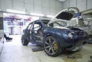 Nissan Juke-R: Es desarrollado por Nissan y construido por la firma de competición RML (Ray Mallock Limited) con apoyo del Centro Técnico de Nissan en Europa (Nissan Technical Centre for Europe NTC-E). Nissan Juke-R: Es desarrollado por Nissan y construido por la firma de competición RML (Ray Mallock Limited) con apoyo del Centro Técnico de Nissan en Europa (Nissan Technical Centre for Europe NTC-E).