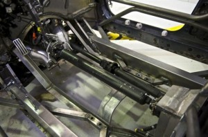 Nissan Juke-R: Tiene un motor 3.8 V6 de biturbo tomado del radical GT-R  que genera 486CV.  Incorpora la transmisión transaxle de seis relaciones del propio GT-R. Los ejes, debidamente modificados para adaptar la transmisión 4WD.