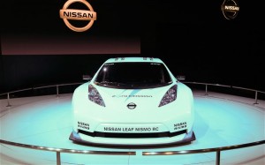 Nissan LEAF NISMO RC: Cuenta con un paquete de baterías de ion-litio que entrega 107 caballos de fuerza y 207 libras de torsión por pie, lo que le permite una aceleración de 0 a 100 km/h en 6.85 segundos y alcanzar una velocidad máxima de 150 kms/h (93mph). La batería se puede recargar a 80% de su capacidad en solo 30 minutos y según los ingenieros del fabricante japonés puede correr durante 20 minutos en condiciones de competencia.