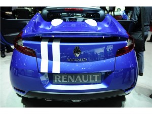 Renault Wind Gordini: En su interior llama la atención su tapicería de cuero en colores negro y azul. Su volante está coronado en azul en su parte superior con dos bandas blancas, el mismo esquema de color que los tiradores de las puertas.
